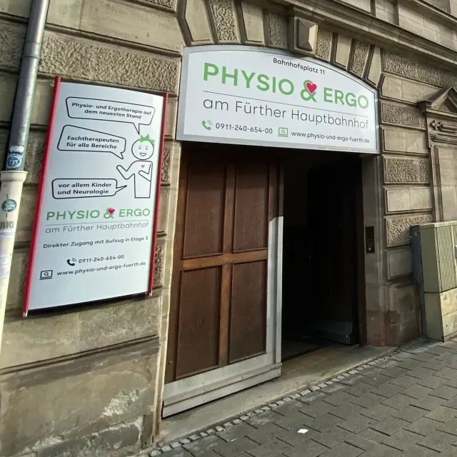 Eingang der Praxis am Fürther Hauptbahnhof