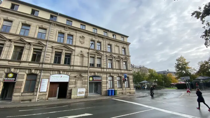 Blick auf das Praxisgebäude am Fürther Hauptbahnhof