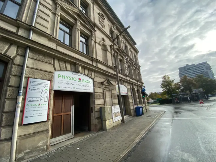 Praxiseingang am Bahnhofplatz mit Physio & Ergo Beschilderung