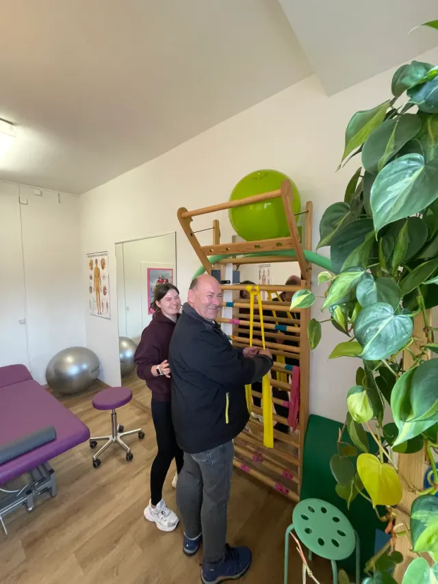 Training an der Sprossenwand mit therapeutischer Begleitung