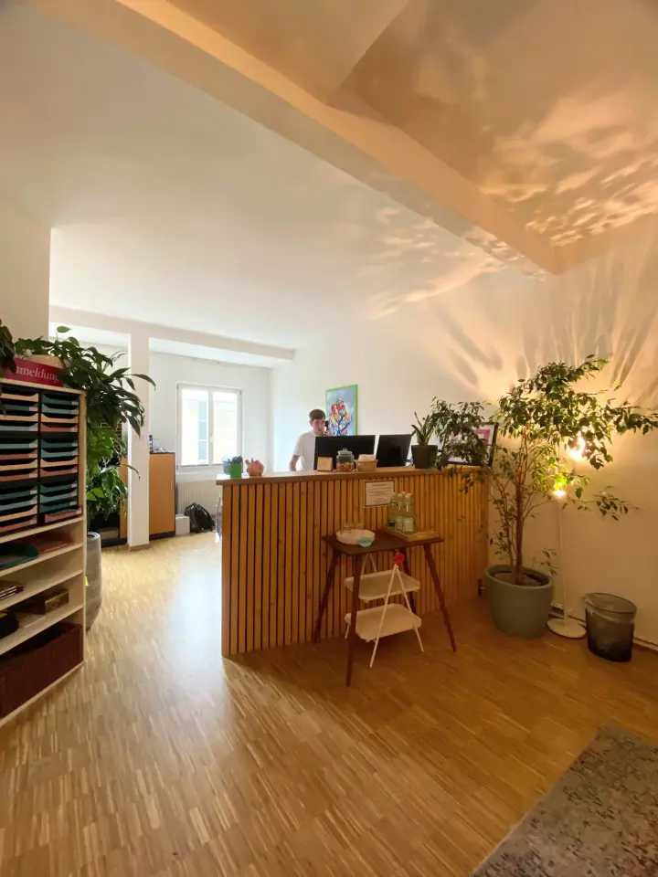 Empfang mit warmer Holzverkleidung und Pflanzen
