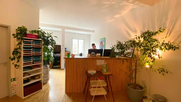 Empfangsbereich der Praxis am Abend