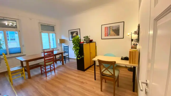 Ergotherapieraum mit Arbeitstisch und Tageslicht