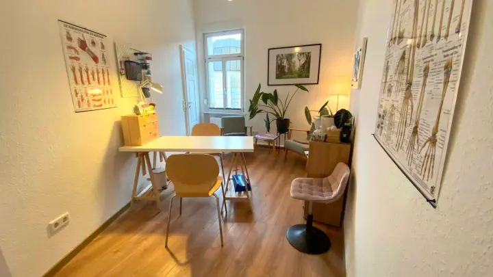 Ergotherapieraum mit Therapiematerial