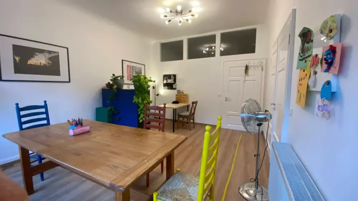 Großer Ergotherapieraum mit Holztisch