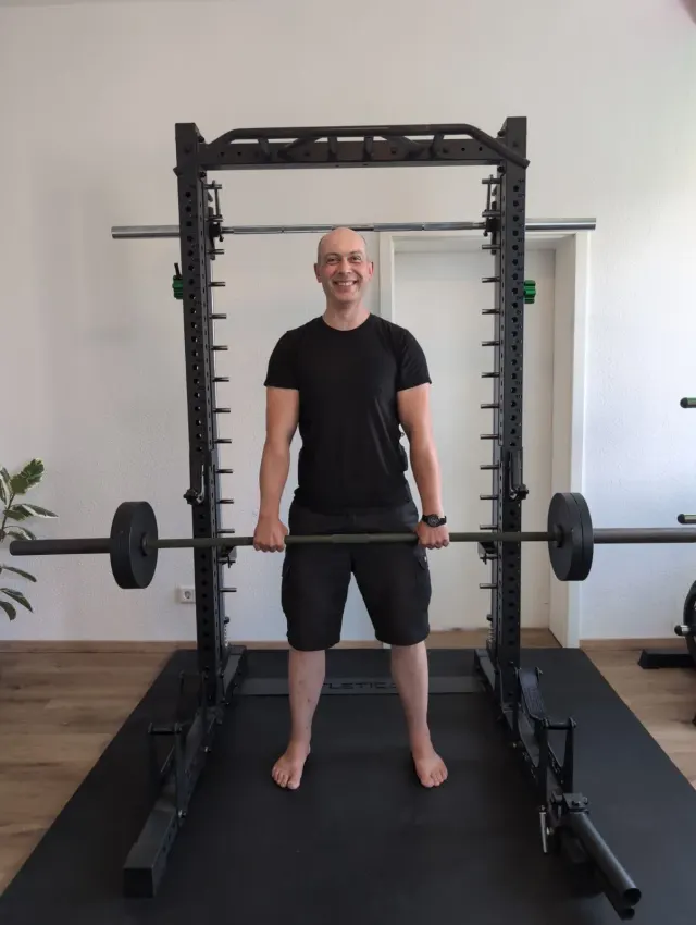 Kraftbereich mit Squat Rack und Seilzügen