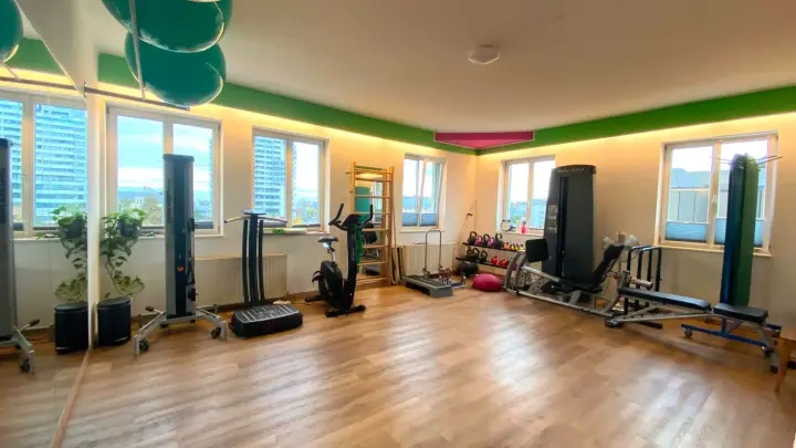 Trainingsbereich mit modernen Kraftgeräten
