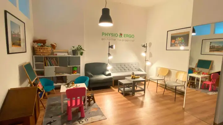 Gemütlicher Wartebereich mit Sofa und Spielecke